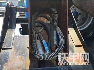 液壓配管，可以快速安裝。標配屬具一般只有標準斗、窄斗和破碎錘。