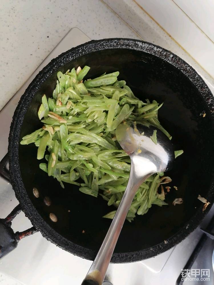 豆角切丝！咱家里条件不允许，买个普通豆角切切算了！没舍得买扁豆角，扁豆角贵呀！

切好忘记拍了，下锅才拍的。