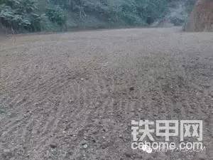 前取土，后填土，平臺后移挖機走。