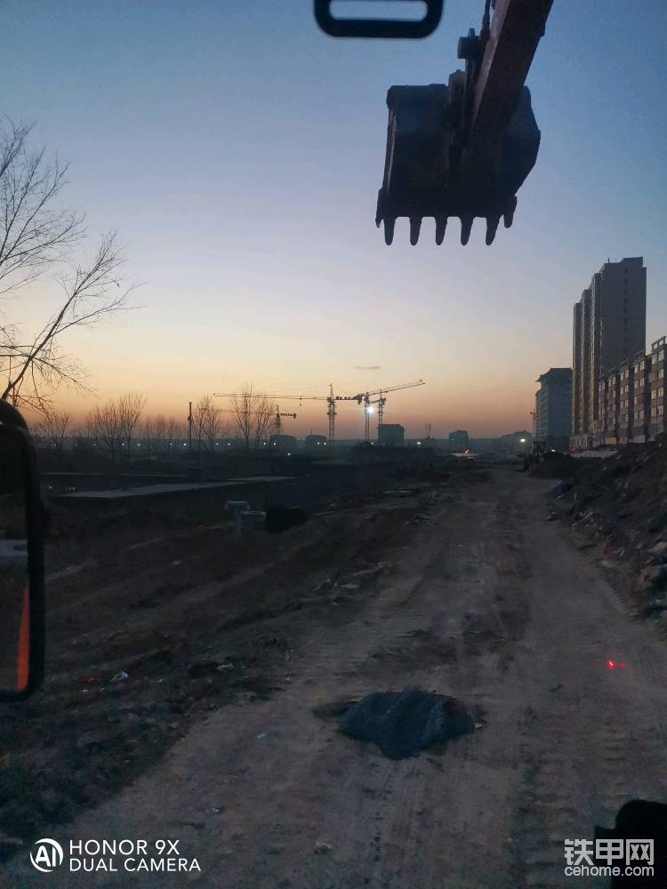 晚霞下的塔吊体现了工程人的坚韧不拔