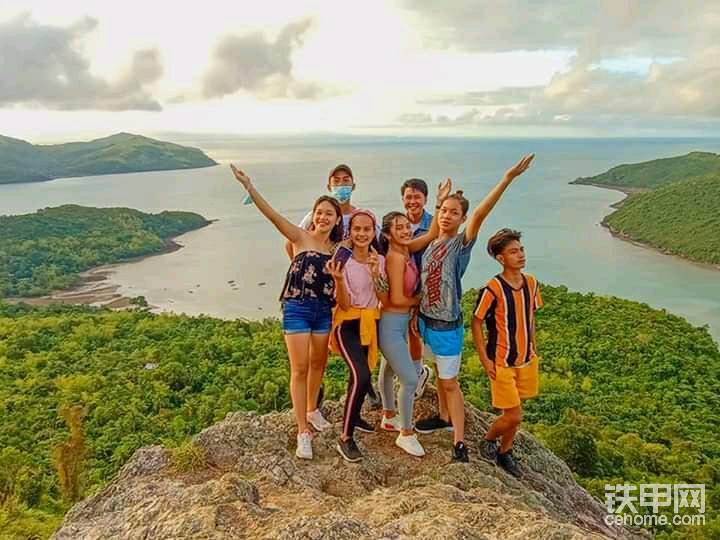 菲律宾朋友爬到了山顶