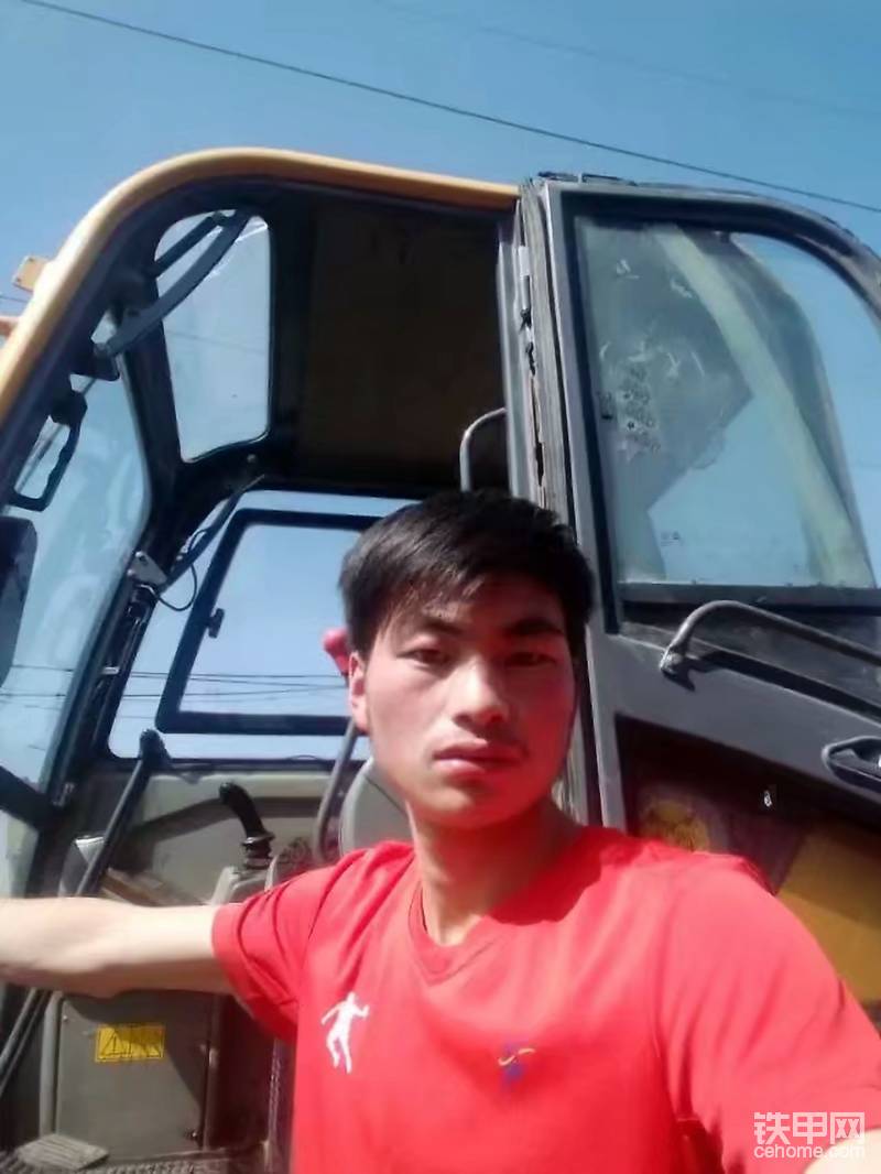 駕駛室非常寬敞，配備氣囊懸浮式座椅，舒適度非常高，駕駛室內(nèi)配備收音機(jī)、空調(diào)和水杯架等...