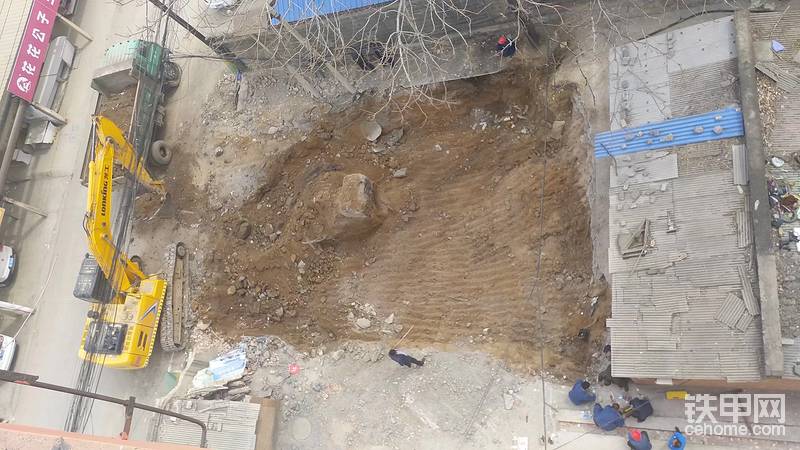 加熱站地基距離圖片右側小庫房不足一米