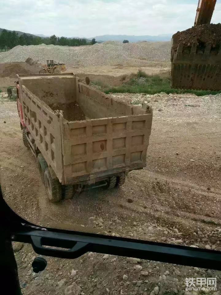 料車往后到時，提前挖一斗提示料車司機倒車方向，倒到一定位置按喇叭或翻斗子放料提示司機停車