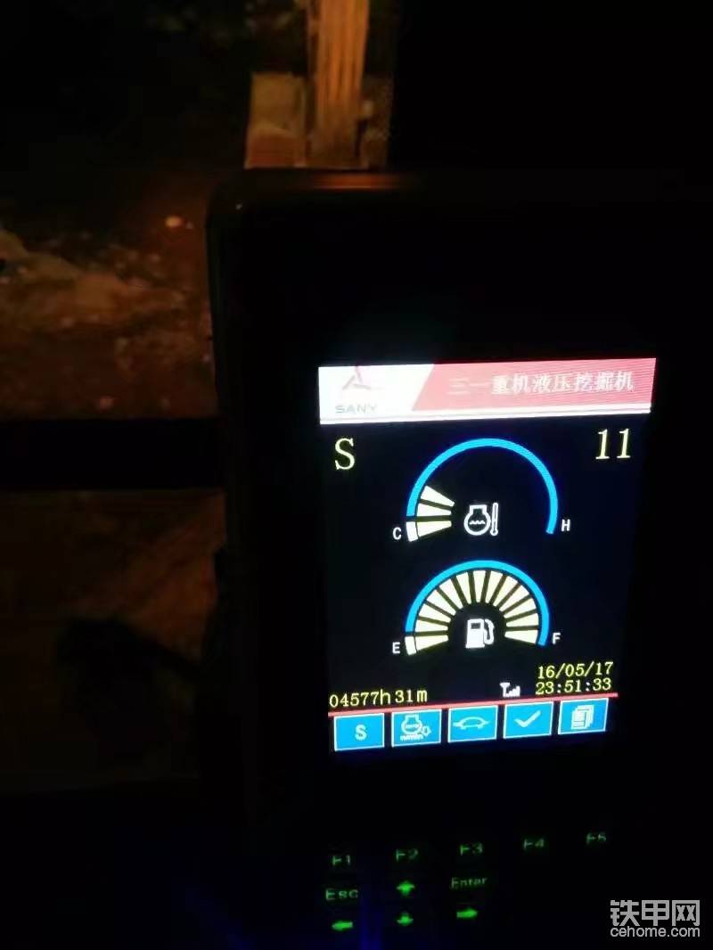 顯示器很有科技感，運行時4577左右，還顯示年月日時間挺實用的，能夠準(zhǔn)時的下班吃飯