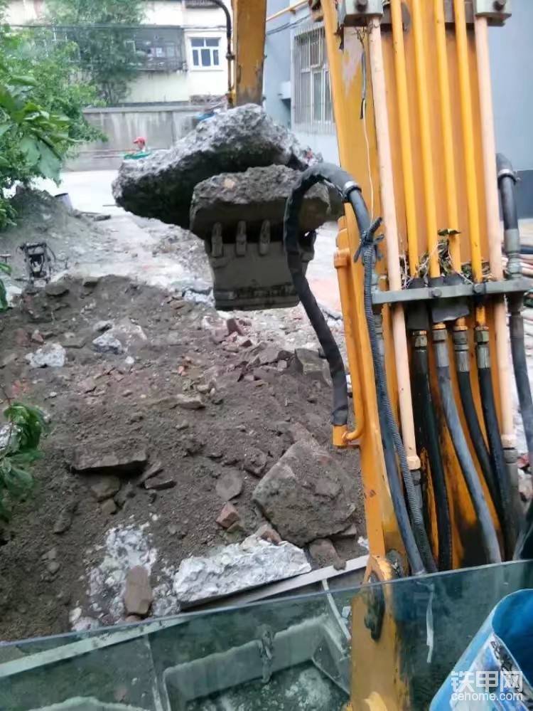 裝車清理掉多余廢土，裝車首先往車里裝些土，再裝大石頭，這樣不會砸到車廂，勁量往車中心裝裝出直線。