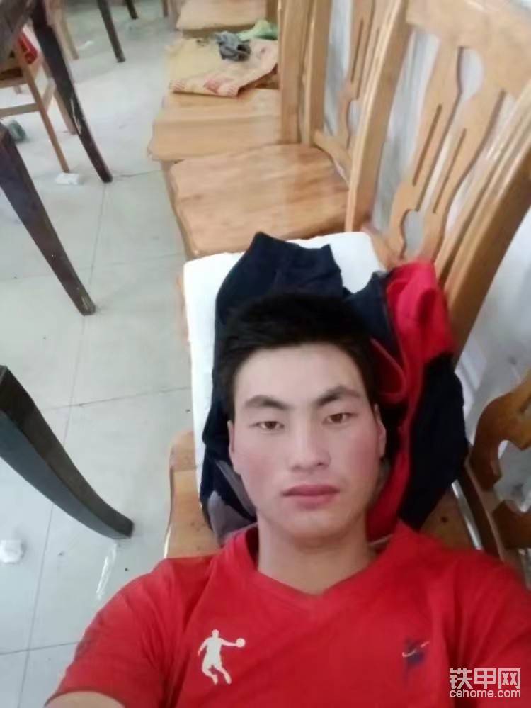 找兩三個凳子拼一起，中午休息會，有時也在地上鋪些紙片躺會