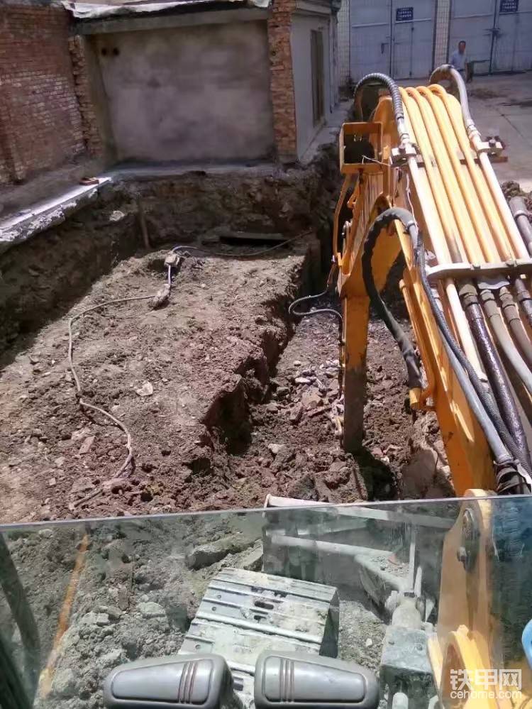 已經取出所有廢棄管子，回填按照新的施工圖施工，大家看到電線了沒，一不留心就挖斷了
