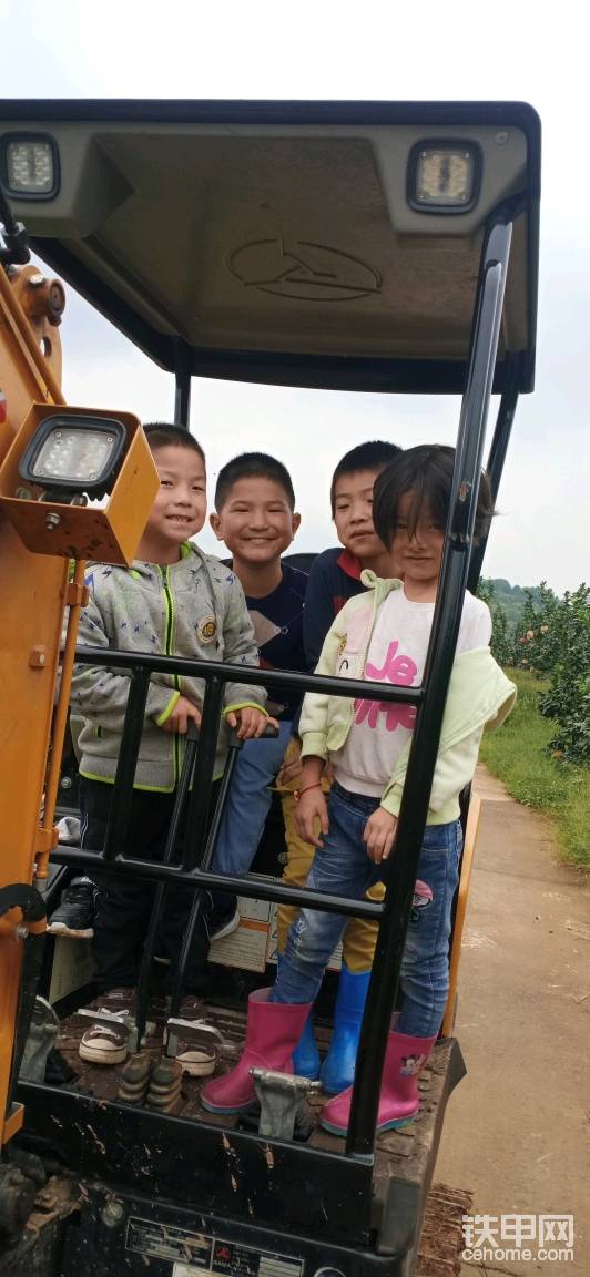 小孩子的童年有挖機(jī)，我們小時候哪有這么大牌！看他們笑得多燦爛