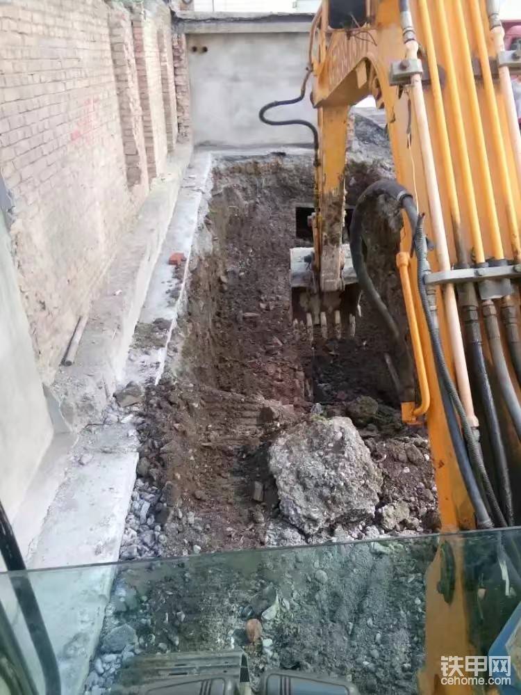 拆掉地面房子，再把下面的廢棄管子拿出來，把以前炕回填，從新按照施工表挖，