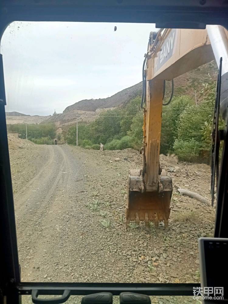 六月来到新疆塔城工地铺设自来水管道，