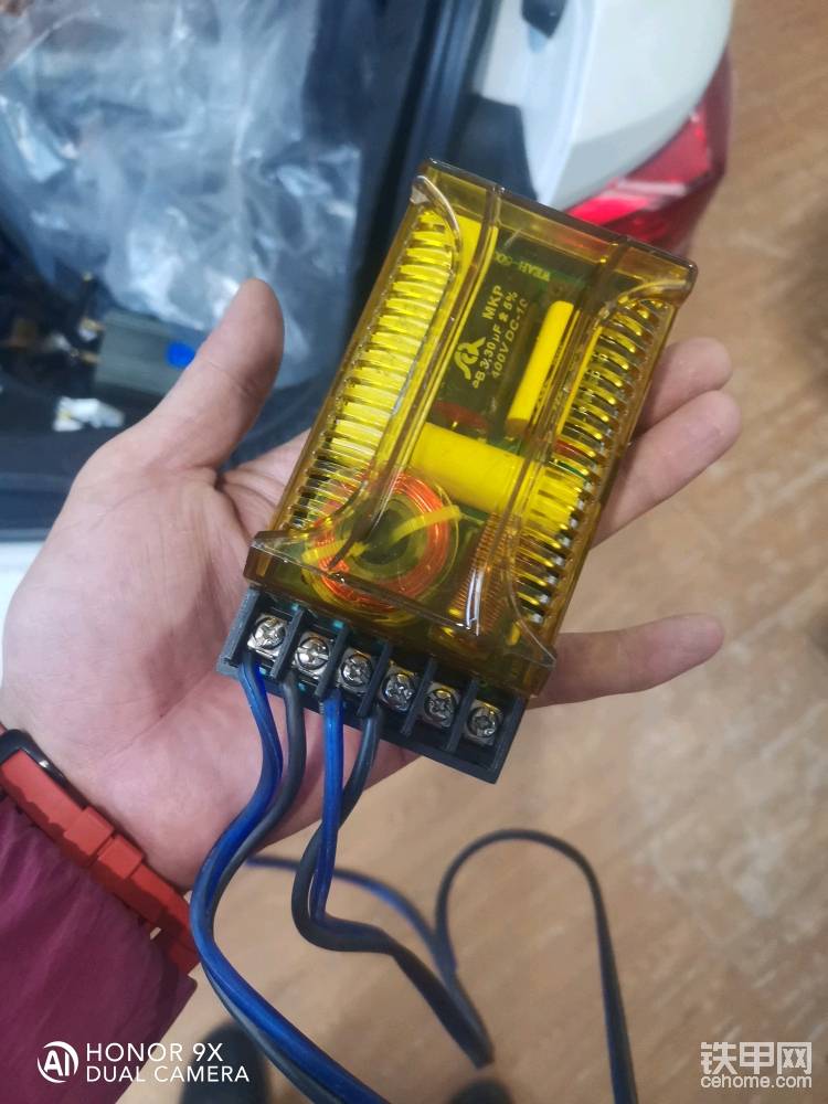 这个也不便宜，分配器，接受信号分配给中高低音喇叭