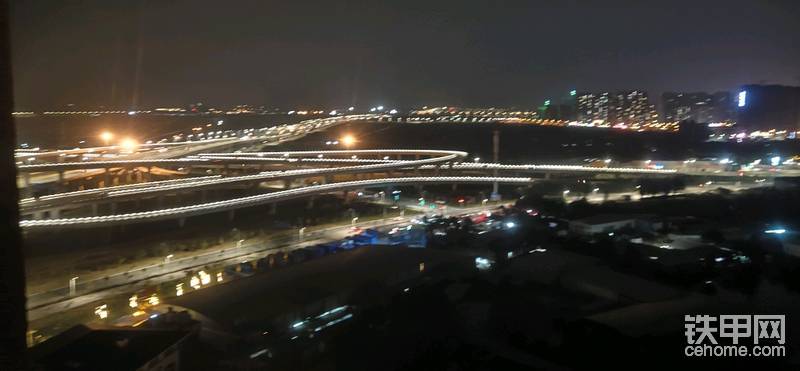 這是我們城市的夜晚，好看吧，哈哈