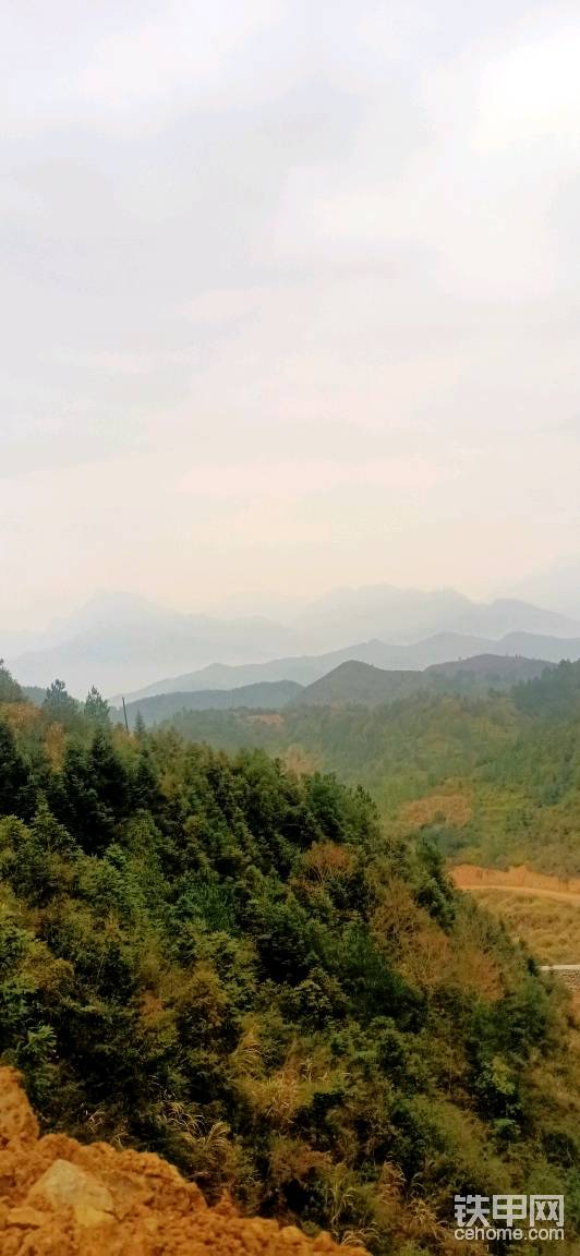 敕勒川，陰山下，天似穹廬，籠蓋四野。天蒼蒼，野茫茫，風(fēng)吹草低見牛羊。