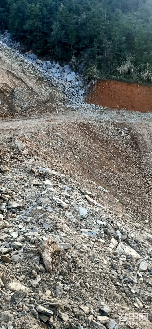 三臺挖機(jī)經(jīng)過兩天的配合，路基終于成型了