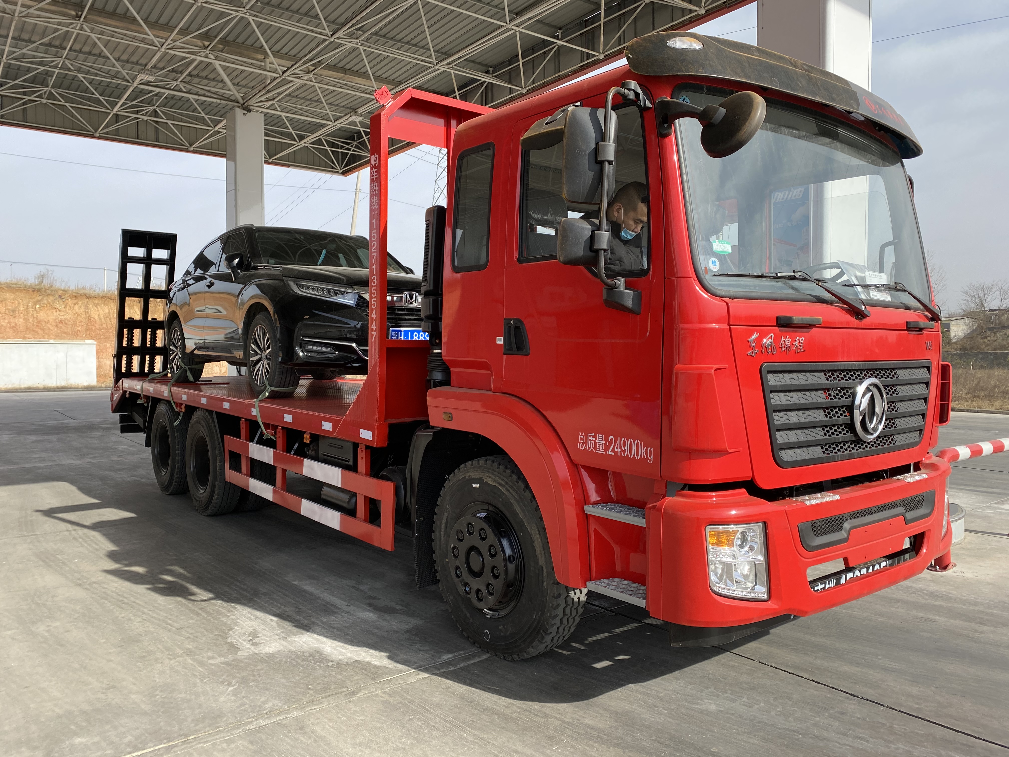 東風(fēng)錦程后八輪挖機(jī)拖車背車回家