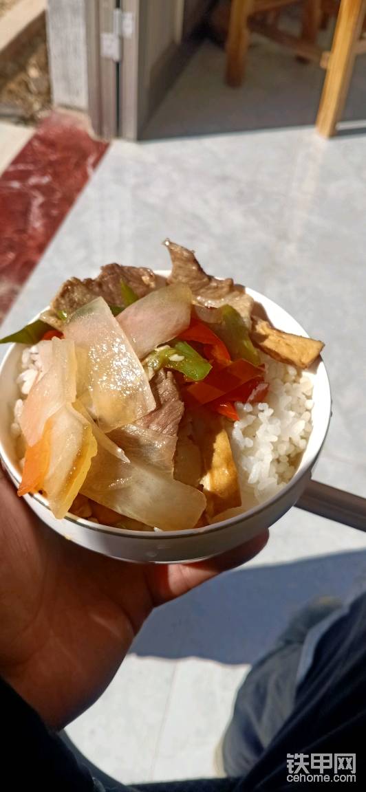 中午臨時(shí)在農(nóng)戶家吃了點(diǎn)，不管菜好與壞，吃飽就行！