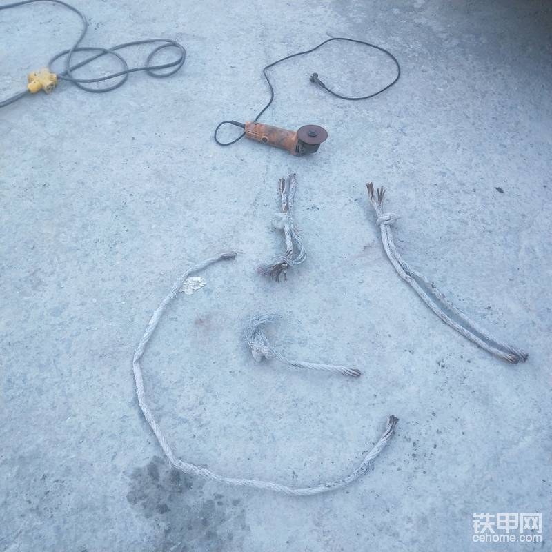 裝載機(jī)作業(yè)時，前輪幾乎承受著所有負(fù)荷，所以對于我們隧道工作，外胎有傷口就要更換，以免在正干活時爆胎。
收緊保護(hù)鏈我習(xí)慣用鋼絲繩，在收緊時比較輕松，不會像鏈條那樣，一邊拉一邊敲，也有一點(diǎn)小危險的，關(guān)鍵效果還不怎么好，這個鋼繩建議用16粗的吧，最低不低14粗的，否則太細(xì)了，容易斷，太粗又不好用。
這個輪胎的鋼絲繩不怎么結(jié)實了，也是很久沒有拆開過，繩卡螺絲都沒法拆卸，所以我直接用切割機(jī)切掉了，換新的(我們攪拌站換下來的鋼絲繩剛好適合)。
