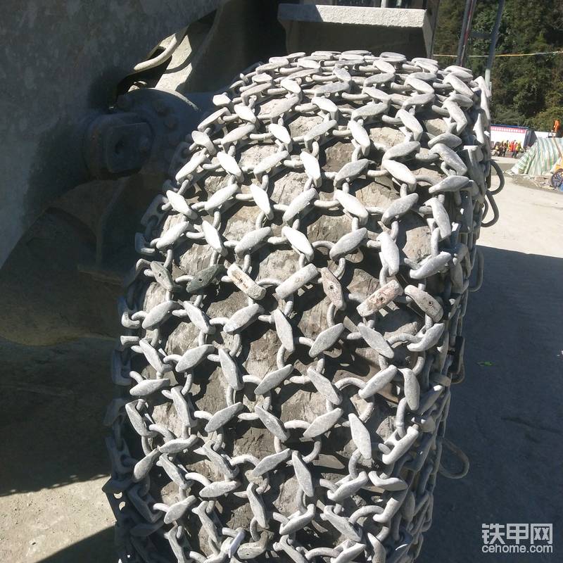因為這條保護(hù)鏈?zhǔn)桥f的，輪胎也是舊的，所以連接接口特別容易，但若這是新胎新鏈條，我們把前輪撐起來，讓接口處在底部，也是很輕松的就可以連接的。其實這種活節(jié)我不喜歡用，因為畢竟容易斷，但司機(jī)喜歡，因為修補(bǔ)起來比較方便，所以就遷就駕駛員吧！