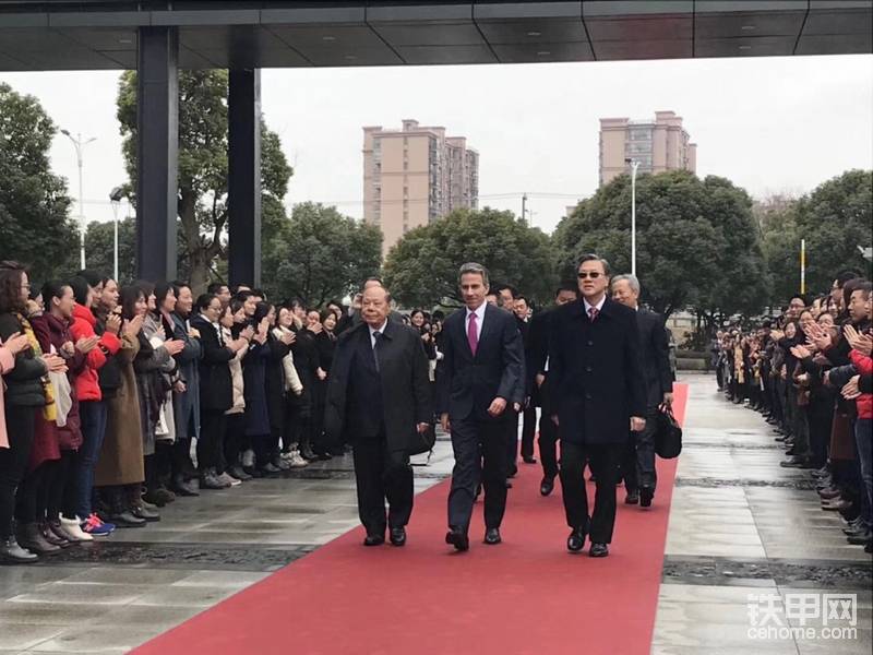 刘楚群与卡特彼勒总裁一行到达昆山