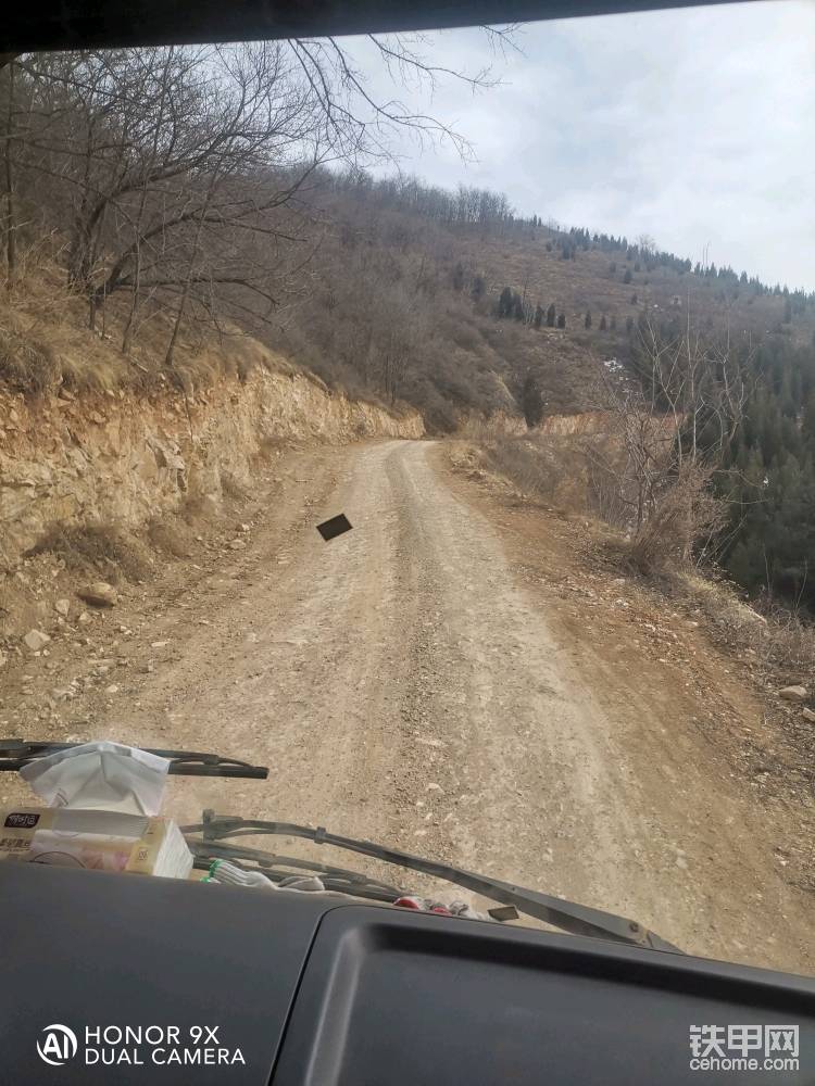 土路一路陡坡，考验拖车和司机的路