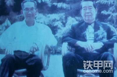 謝易初先生和他弟弟
走西口，闖廣東，下南洋，是舊中國老百姓為謀生而產(chǎn)生的較大規(guī)模的人口遷移?，F(xiàn)在中國人的足跡已經(jīng)遍及全世界。今天講一講下南洋，南洋是明、清時期對東南亞一帶的稱呼，包括馬來群島、菲律賓群島、印度尼西亞群島，中南半島沿海、馬來半島等地，南洋包括11個國家：越南、老撾、柬埔寨、泰國、緬甸，馬來西亞、新加坡、菲律賓、印度尼西亞、東帝汶、文萊等，海外華人中最大的一個群體，就是東南亞華人。他們中的絕大部分，就是幾百年前那些在南洋披荊斬棘的開拓者的后代。
馬來西亞兩千五百萬人口，華人約六百萬。泰國六千五百萬人口，華人約二千萬，占了將近三分之一；新加坡三百多萬人，華人多達90%，是海外華人占所在國人口總數(shù)比例最高的一個國家。大量的華人涌入東南亞后，對當?shù)氐纳a(chǎn)、生活以及經(jīng)濟建設(shè)，都產(chǎn)生了巨大的影響。
一方面，許多華人在僑居國從事商業(yè)活動，負責管理海外貿(mào)易，收購當?shù)赝撂禺a(chǎn)，銷售該國貨物，從而形成一個溝通中國與海外貿(mào)易的商業(yè)網(wǎng)絡(luò)。這些人也多為當?shù)卣兄?，暹羅王室就曾表示，如果沒有華僑，宮廷什么買賣也做不成。另一方面，還有相當一部分華人從事手工業(yè)，烤面包師、裁縫、鞋匠、金匠、銀匠、雕刻師、鎖匠、畫家、泥水匠、織工，幾乎無所不包。從事農(nóng)業(yè)、園藝和漁業(yè)的華僑人數(shù)也很多，他們同樣在當?shù)厣鐣娜粘Ｉ钪邪l(fā)揮了積極作用。19世紀以前，馬來西亞的錫礦也幾乎全部是由華僑開發(fā)?，F(xiàn)在當?shù)卦S多被稱作“錫湖”的大型錫礦區(qū)，都是華僑一鋤頭一鋤頭挖出來的。正是由于華僑的辛勤開采，馬來西亞的錫產(chǎn)量在很長一段時間占據(jù)世界錫總產(chǎn)量的一大半。 他們的勤奮與努力，改變了所在國經(jīng)濟落后的狀況。就連英國的海峽殖民地總督瑞天咸也承認，馬來半島的繁榮昌盛，皆華僑所造成。彼等之才能與勞力，造就今日之馬來半島。華人在改變所在國的經(jīng)濟狀況的同時，很多人也徹底改變了自己與家族的命運。東南亞華人，先后出現(xiàn)了數(shù)以百計的百萬富豪、千萬富豪。東南亞國家是海外華人華僑數(shù)量最多的地區(qū)。歷史上華人很早就開始移居此地，艱苦創(chuàng)業(yè)，也因此積累了大量財富，造就了一代又一代華人富豪。總體來說，東南亞地區(qū)的華人富豪比中國大陸出現(xiàn)的更早，分布也更為廣泛，尤其是在泰國，馬來西亞，印尼，新加坡，菲律賓等國，華人華僑基本占據(jù)了各國富豪榜的大多數(shù)席位，華人華僑的商業(yè)頭腦以及經(jīng)營天賦顯露無疑。下面我們先了解一下各國的首富都是哪些人。
菲律賓首富施氏家族，創(chuàng)始人施至成，家族財富172億美元。旗下主要資產(chǎn)來自鞋莊控股集團，企業(yè)實施多元化經(jīng)營，包括以百貨，商場為主的零售，娛樂，金融，房地產(chǎn)等領(lǐng)域。SM成立時間為1958年。目前在中國蘇州，廈門，重慶等多地擁有大型購物中心。根據(jù)《福布斯》的數(shù)據(jù)，菲律賓十大富豪中，有7位是華人。
馬來西亞首富郭鶴年，有“亞洲糖王”之稱，個人資產(chǎn)為128億美元。郭鶴年旗下業(yè)務(wù)眾多，包括以香格里拉酒店為核心的酒店業(yè)務(wù)，以糧油業(yè)務(wù)為主的嘉里集團，太平洋航運公司以及金融，房地產(chǎn)，種植，貿(mào)易等業(yè)務(wù)。郭鶴年在中國最知名的品牌包括金龍魚，香滿園等?！陡２妓埂返臄?shù)據(jù)顯示，馬來西亞十大富豪中，有9位華人。
泰國首富謝氏兄弟，創(chuàng)始人謝易初，謝少飛兄弟，家族財富323億美元。旗下主要企業(yè)正大集團，以飼料業(yè)務(wù)為主，集團創(chuàng)立時間1921年。正大集團目前在中國業(yè)務(wù)分布廣泛，包括正大種子，易初蓮花超市，正大制藥等十幾個品牌。華人占了泰國十大富豪中的9席。
新加坡首富黃志祥，黃志達兄弟，家族財富122億美元。旗下主要企業(yè)為信和集團，遠東機構(gòu)。信和集團主要業(yè)務(wù)為房地產(chǎn)和酒店業(yè)務(wù)。
印尼首富黃氏兄弟，創(chuàng)始人黃惠忠，黃惠祥兄弟，家族資產(chǎn)373億美元。旗下主要企業(yè)包括中亞銀行，針記國際集團等。中亞銀行是印尼最大的私有銀行，而針記集團以香煙，房地產(chǎn)，電子產(chǎn)品等業(yè)務(wù)為主。數(shù)據(jù)顯示，華人占據(jù)了印尼十大富豪中的7位。從個人財富的角度，黃氏兄弟在東南亞華人富豪中位居第一。
我國四大名著之一《水滸傳》，36天罡將里有一位混江龍李俊，宋江攻打方臘得勝回京，兵馬到蘇州城外時，李俊假裝中風，要求把童威、童猛二人留下照顧自己。隨后打造船只，與征方臘時所識兄弟費保等到暹羅國(古代泰國）去了，做了皇帝。如果水滸故事情節(jié)屬實，那李俊算是最早一批下南洋的中國人了。