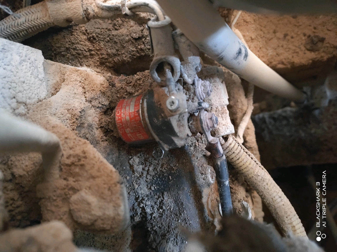 小松300-7挖机这个配件是不是水泵继电器