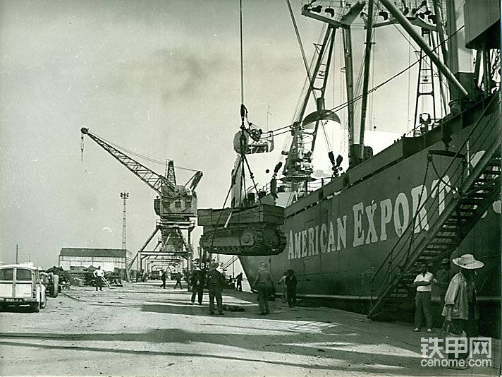 第一台卡特彼勒D4拖拉机在突尼斯附近的拉古莱特港被卸下船。
