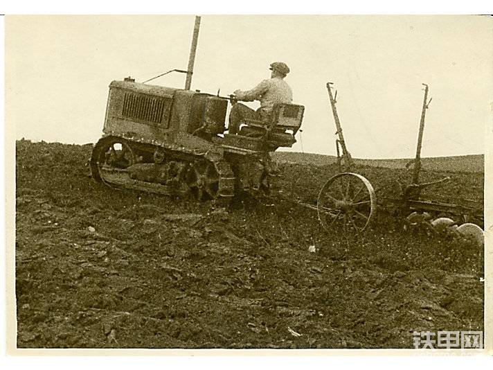1925年拍摄的卡特彼勒2吨拖拉机在北非拉犁