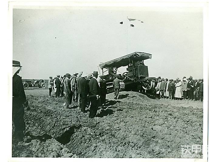 Holt 60 拖拉机在突尼斯的展示，包括图中1913年的这一次，是为了消除整个地区农业产业对拖拉机的疑虑