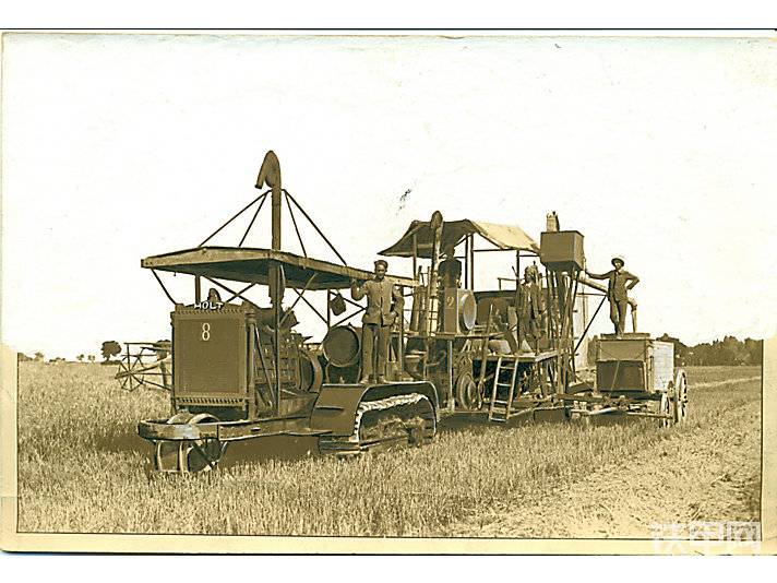 1912年，Holt 60拖拉机在北非牵引一台Holt联合收割机