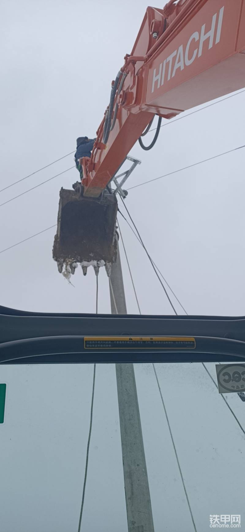 入冬东北的冻雨灾害电力抢修