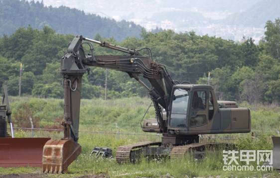 日本“陸自”的PC200LC-6軍用掩體挖掘機(jī)