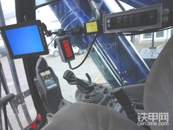 額外顯示屏、萬(wàn)能操縱桿、額外按鈕，徹底改變了原來(lái)的駕駛室。