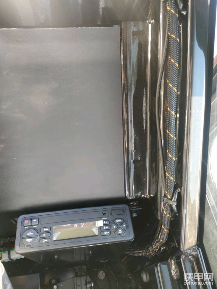 收音機(jī)在左后側(cè)，卡特的線束是耐火阻燃的電線，外部用的是編織材料包裹收緊，透氣。線束被收緊后不會(huì)在里面產(chǎn)生摩擦，插頭也是用的防水插頭。