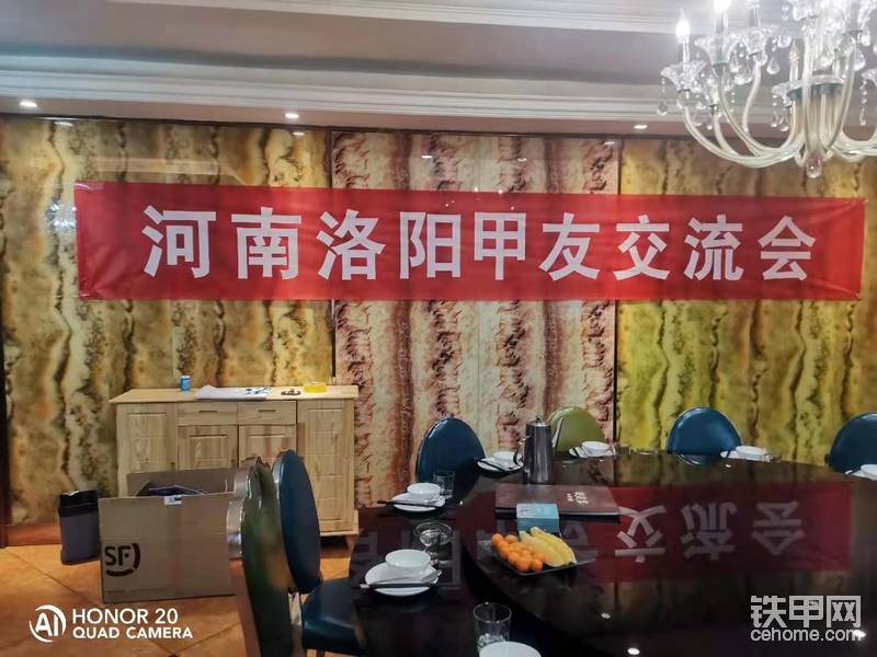 早早來(lái)到酒店，掛橫幅，搬鐵甲為甲友們準(zhǔn)備的鐵甲戰(zhàn)衣，背包，帽子。