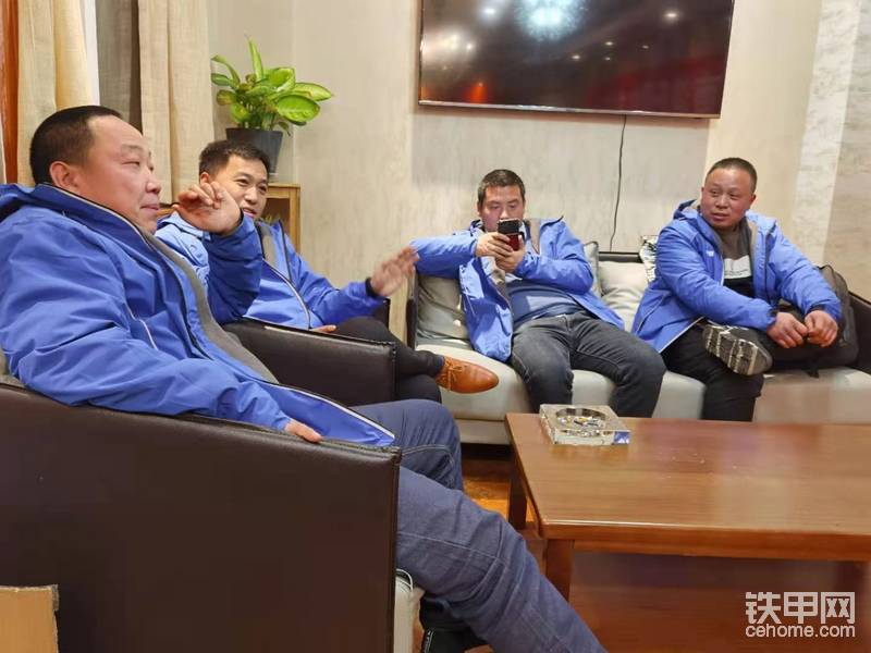 聊聊天，談?wù)劰こ虣C(jī)械，交流行業(yè)動(dòng)態(tài)，看見(jiàn)鐵甲戰(zhàn)衣就有一種親切感。2020年是全民抗疫的一年，也是讓很多甲友刻骨銘心的一年。疫情的突然出現(xiàn)，打亂了原有的計(jì)劃，很多甲友的設(shè)備還要每個(gè)月打款還按揭款。2020年非常不易。機(jī)械廠家在2020年徹底開(kāi)始打價(jià)格戰(zhàn)，很多甲友買的機(jī)械設(shè)備一年降價(jià)十幾萬(wàn)，少的也降價(jià)幾萬(wàn)。辛辛苦苦一年等于白干。時(shí)間一秒一秒只會(huì)往前走，生活還要繼續(xù)。2020年已過(guò)去。2021年，已經(jīng)開(kāi)始了。
