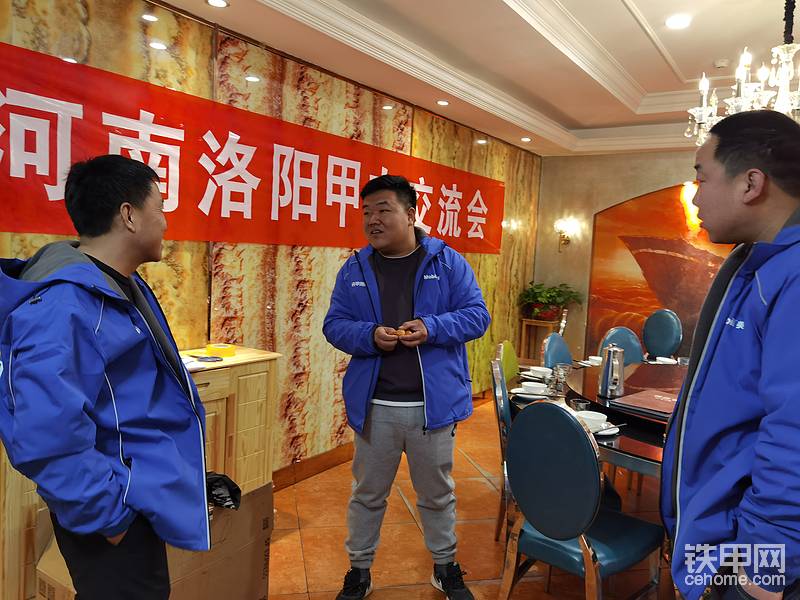 因?yàn)槟觋P(guān)將至，甲友們都比較忙，有的甲友還在工地加班加點(diǎn)的干活。有的甲友往返于各個(gè)工地算賬結(jié)賬。辛辛苦苦一年，希望甲友們都能把工地的欠款收回。
    時(shí)間倉(cāng)促，還要繼續(xù)出門討要工程款，年貨還未置辦。2020年雖然不易，但已經(jīng)過(guò)去。在2021年，祝全國(guó)的甲友們機(jī)械設(shè)備有活干，工地不欠工程款。
這是洛陽(yáng)甲友第一次線下交流，還有很多不周到之處，希望身處同城的甲友們多多交流。機(jī)械寒冬，我們要抱團(tuán)取暖。
    今年西安和洛陽(yáng)舉辦了甲友會(huì)線下活動(dòng)，祝愿明年甲友會(huì)能在華夏之地遍地開(kāi)花。