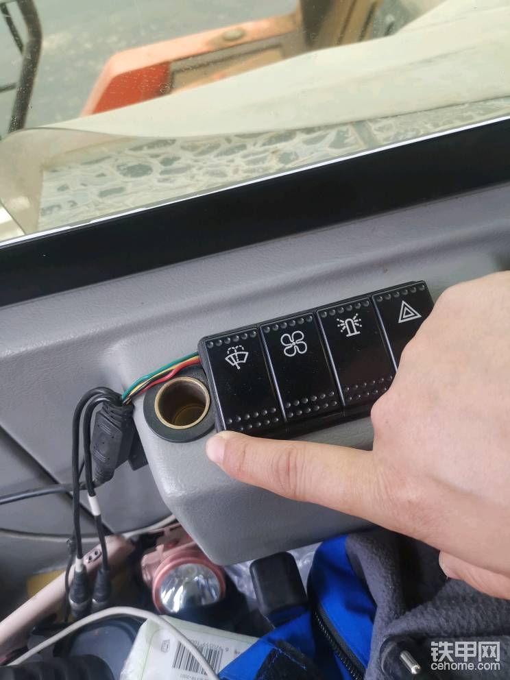 作為司機的我第一吐槽原車居然沒電源接口，讓我這老司機怎么給手機充電，果斷自己加裝了一個！手機有電了，機友你們懂得?。。?！
