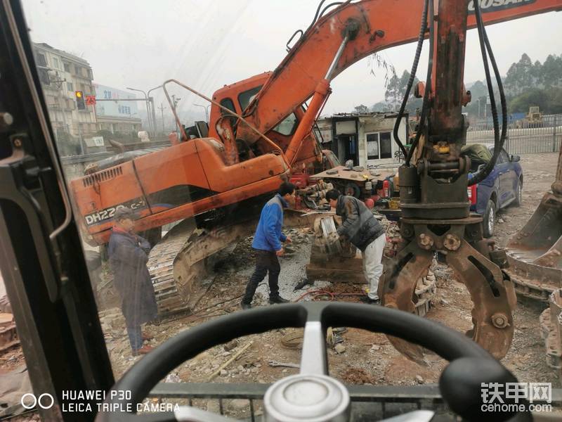 挖機(jī)全部放假了，外地的駕駛員都回去了，這兩個(gè)是當(dāng)?shù)氐?，也是我的徒弟，我修挖機(jī)，都在這邊打雜，說(shuō)實(shí)話，聰明的駕駛員會(huì)幫著修車，懂的自然懂