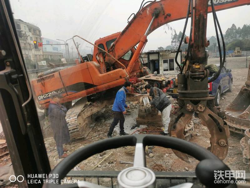 挖機全部放假了，外地的駕駛員都回去了，這兩個是當?shù)氐?，也是我的徒弟，我修挖機，都在這邊打雜，說實話，聰明的駕駛員會幫著修車，懂的自然懂