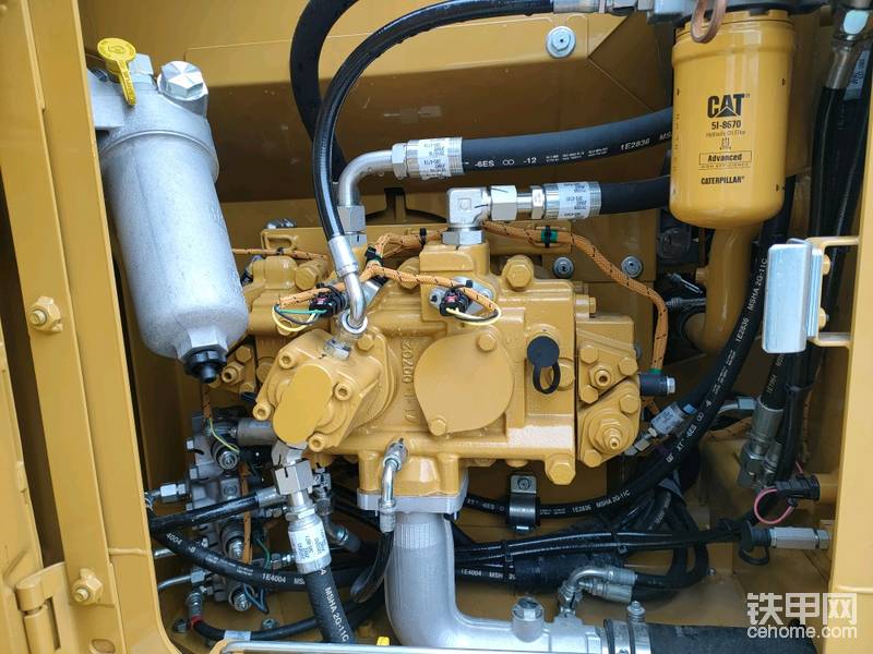 原裝進(jìn)口的液壓泵，最大壓力35Mpa。
機(jī)濾和先導(dǎo)濾芯也布置在液壓泵室。