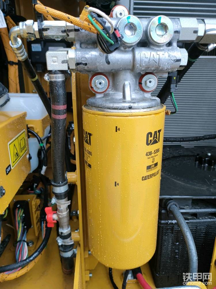 超大的油水分離器，配有電子燃油泵和油水分離器水滿報警裝置。