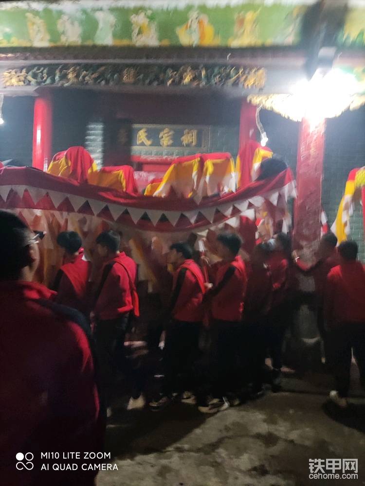 南方的宗祠文化，除夕夜祭拜宗祠。人旺、財旺、事業(yè)旺。