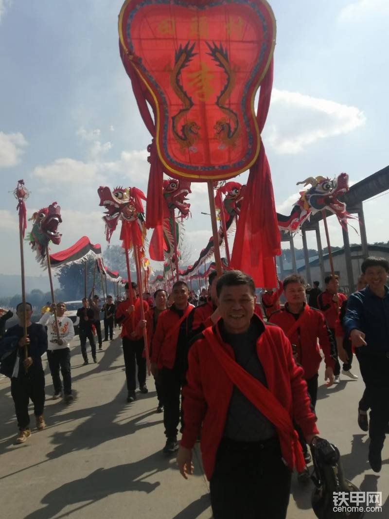 五龍聚首，祝福大家旺、旺、旺。牛年牛氣沖天。