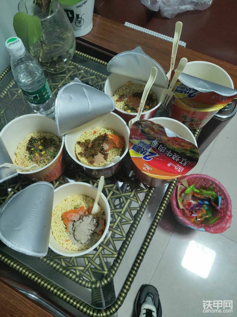 沒錯，這個就是農(nóng)歷二十九的晚餐！不要小看喲，除了我是打醬油的，這其他幾份都是幾個老總的！別人都在吃喝玩兒的時候！我們正在算啊，追??！打電話啊！