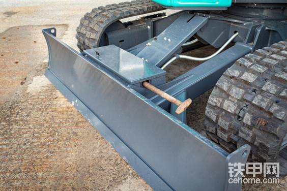 标配推土板，可选配推土板工具箱，液压缸有可拆卸的大面积保护板。
