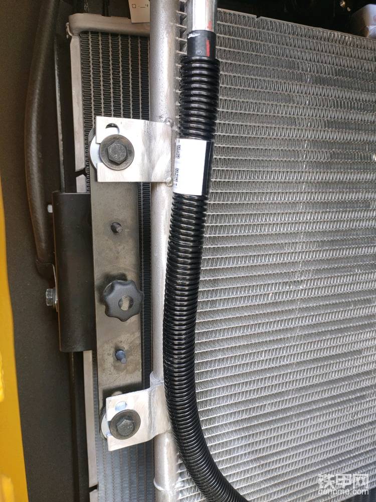 外層的空調冷凝器可以打開，方便清理散熱器里垃圾。