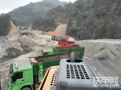 有广州老板招挖机师傅的吗？驾龄六年有的请