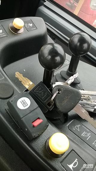 在那里要招这么大的装载机驾驶员